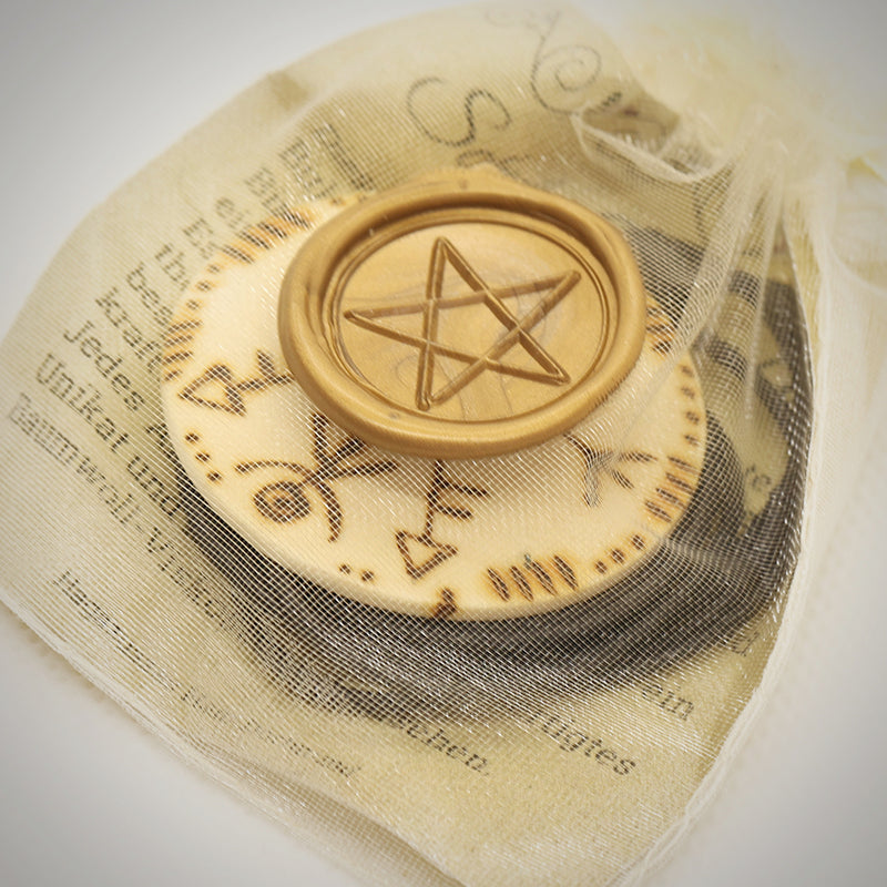 Handgefertigte Runen-Amulette