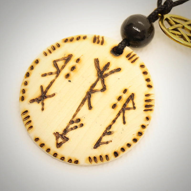Handgefertigte Runen-Amulette